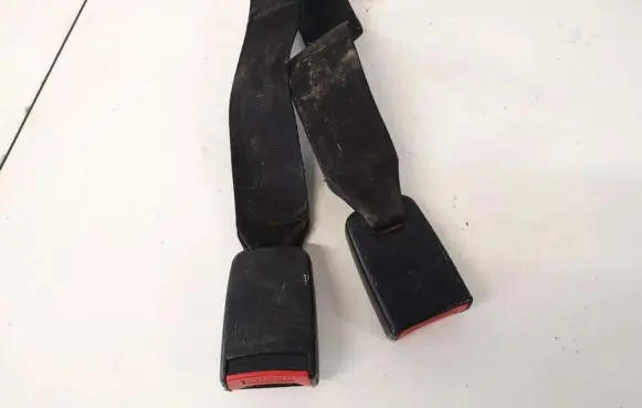Middle seatbelt buckle (rear)