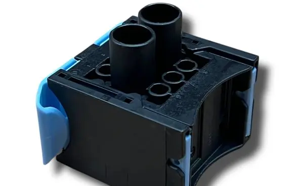 Volvo XC70 Oil filter mounting bracket 8690922