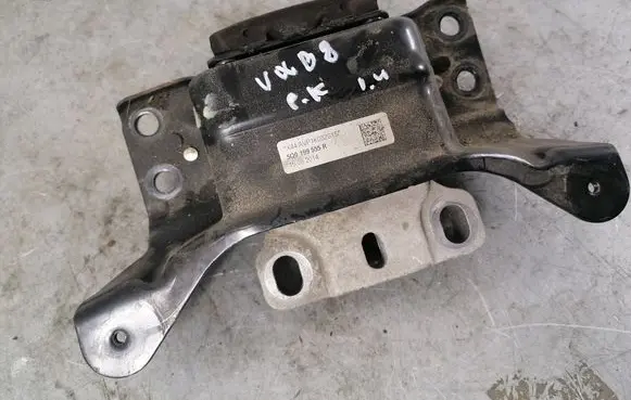Volkswagen PASSAT B8 Engine mount bracket 5Q0199555R