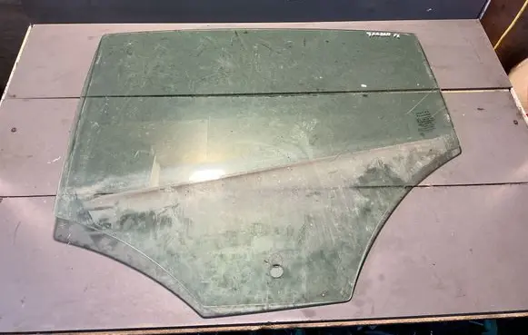Jaguar XF X250 Front door window glass four-door 43R001582 E000199