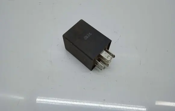 Volkswagen Golf III Window wiper relay 421955531A