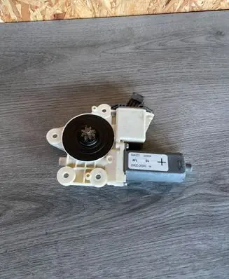 Toyota Avensis T250 Front door window regulator motor 6982005050 994023 220806