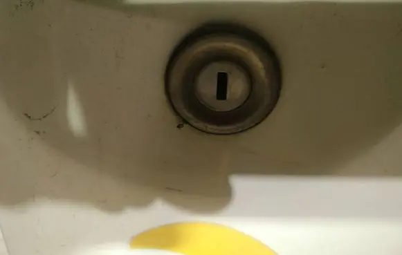Peugeot Boxer Front door lock (next to the handle) 