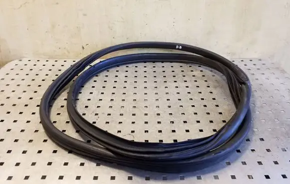 Mini Cooper Countryman R60 Front door rubber seal 9808548