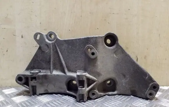 Renault Scenic II - Grand scenic II A/C compressor mount bracket 8200100148