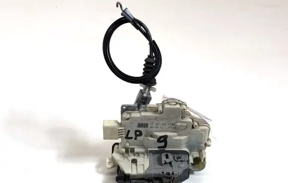 Volkswagen PASSAT B7 Front door lock 3C1837015A