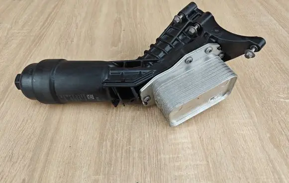 BMW 5 G30 G31 G38 Oil filter mounting bracket 8580414