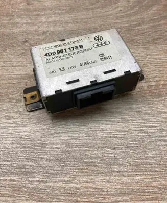 Audi A4 S4 B5 8D Alarm control unit/module 4D0951173B 960411