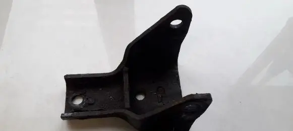 Hyundai Matrix Engine mounting bracket