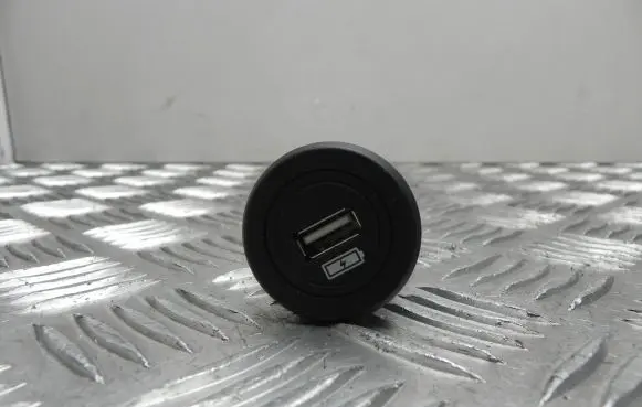 Jaguar I-Pace USB socket connector XBGT3