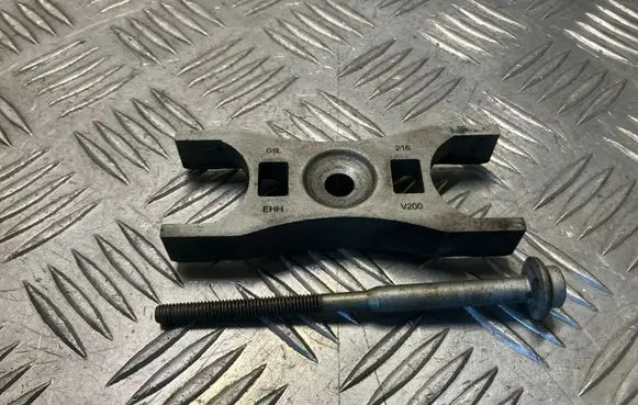 Volkswagen Golf VII Fuel Injector clamp holder 04L216