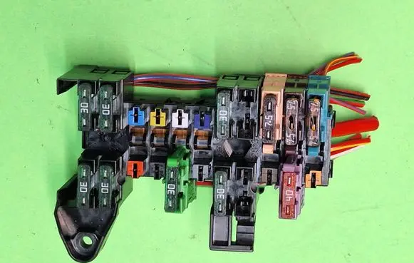 Mercedes-Benz C W203 Fuse module 08200500 10400579501