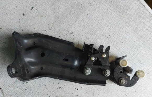 Seat Alhambra (Mk2) Sliding door lower roller guide/hinge 7N0843398D