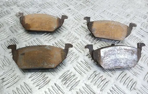Volkswagen Caddy Brake pads (front) 