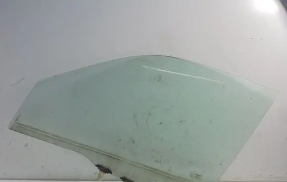 Suzuki Grand Vitara II Front door window glass four-door 