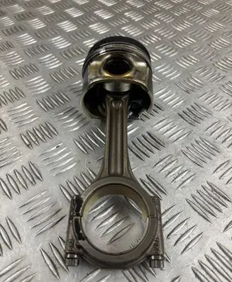 Volkswagen PASSAT B8 Piston with connecting rod 0171A