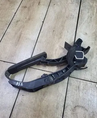 Accelerator throttle pedal