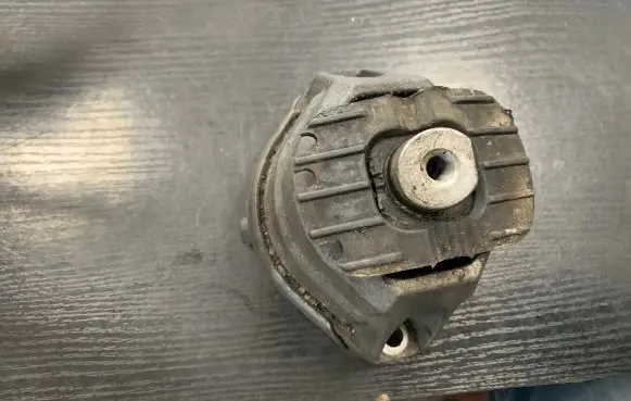 BMW 1 E81 E87 Engine mount bracket 4040379