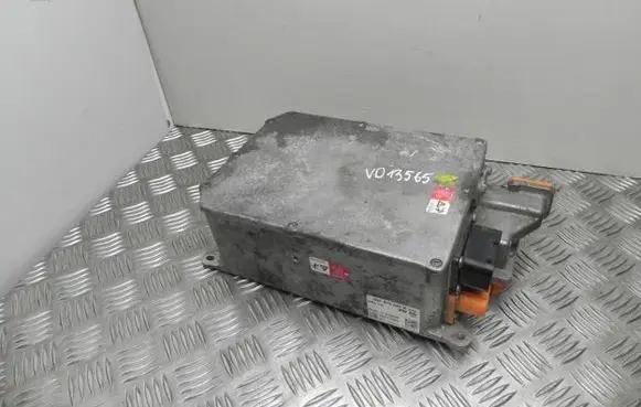 Volkswagen Golf VII Voltage converter/converter module 5QE915682K VD13565DEFEKTAS
