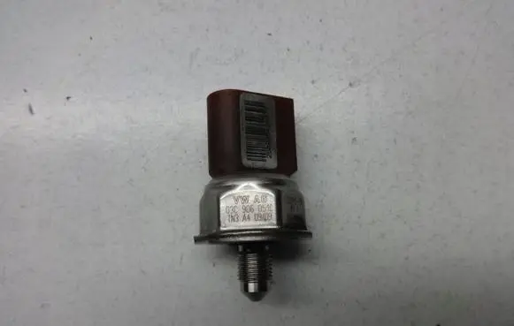 Volkswagen Touareg II Fuel pressure sensor 03C906051C