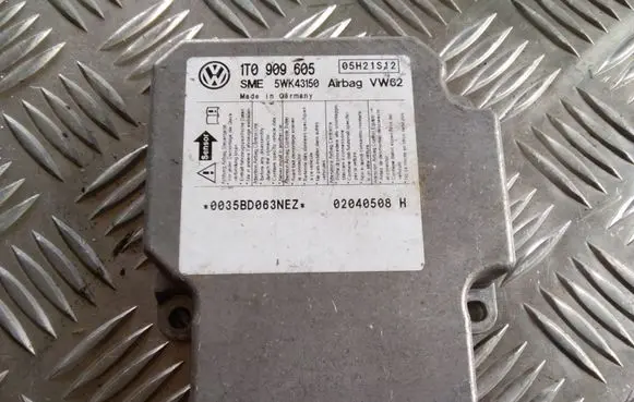 Volkswagen Touran I Airbag control unit/module 1T0909605 5WK43150 05H21S12