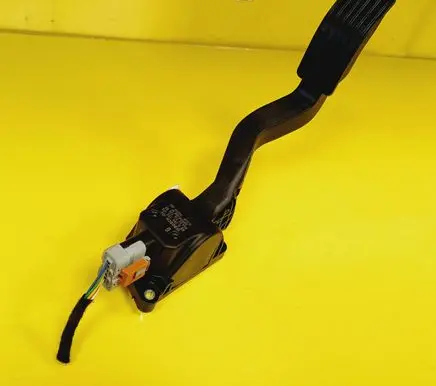 Accelerator throttle pedal