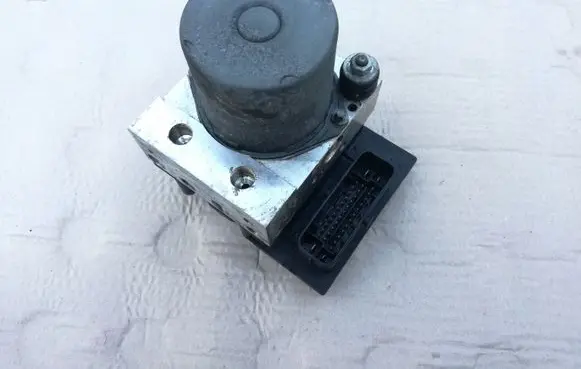 Volkswagen PASSAT B7 ABS Pump 8E614517AK