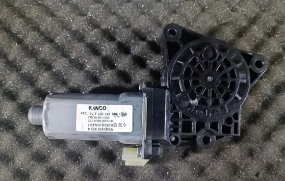KIA Carens III Front door window regulator motor 824501D000