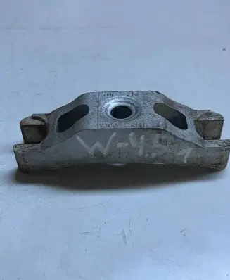 Volkswagen PASSAT B8 Fuel Injector clamp holder 03L216 V300