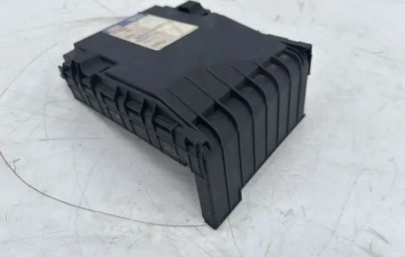Volkswagen PASSAT B6 Fuse box cover 1K0937132F