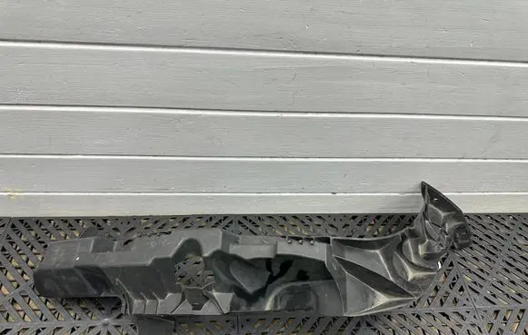 Headlight/headlamp mounting bracket