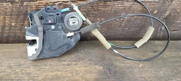 Toyota Prius+ (ZVW40) Rear door lock