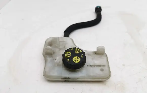 Brake fluid reservoir
