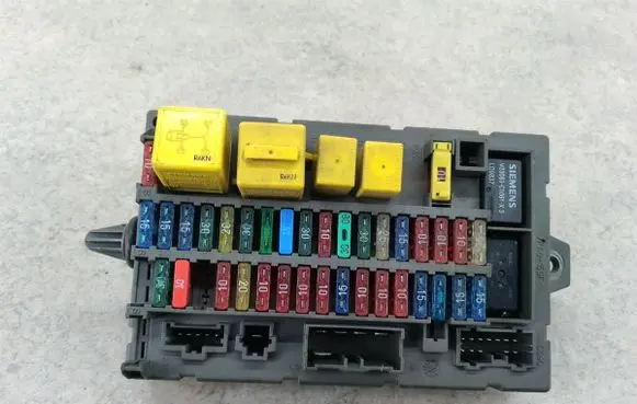 Land Rover Discovery Fuse box set 518678305