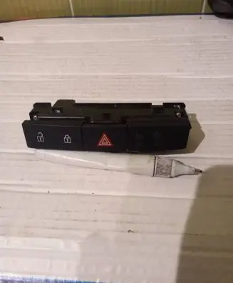 Opel Astra J Hazard light switch 13311979