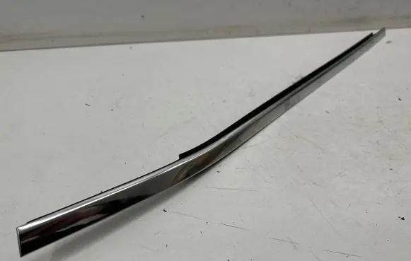 Nissan Qashqai J12 Rear door glass trim molding