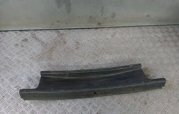 Trunk/boot sill cover protection