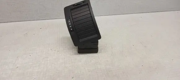 Skoda Octavia Mk2 (1Z) Dash center air vent grill 1Z0819701