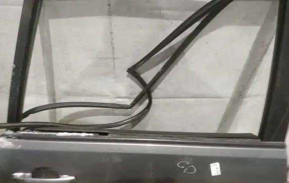 Suzuki Grand Vitara II Rear door glass trim molding 