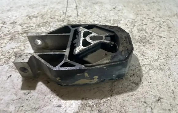 Volvo XC90 Engine mount bracket 31330017