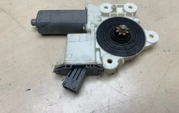 Toyota Avensis T250 Front door window regulator motor 0130822031