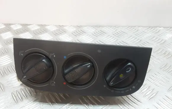 Toyota Avensis T220 Climate control unit 95NW18D451A