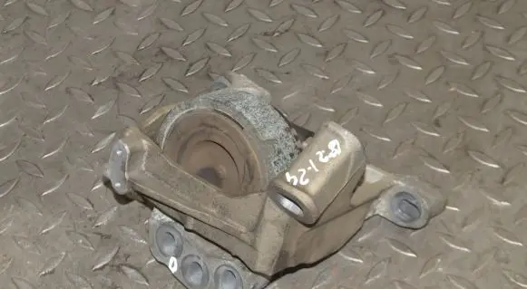 Mazda 6 Engine mount bracket