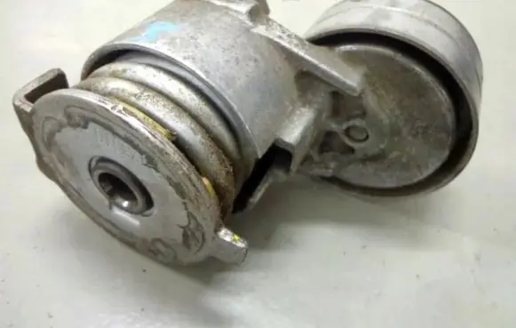 Renault Megane III Alternator belt tensioner 