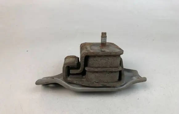 Subaru Legacy Engine mount bracket