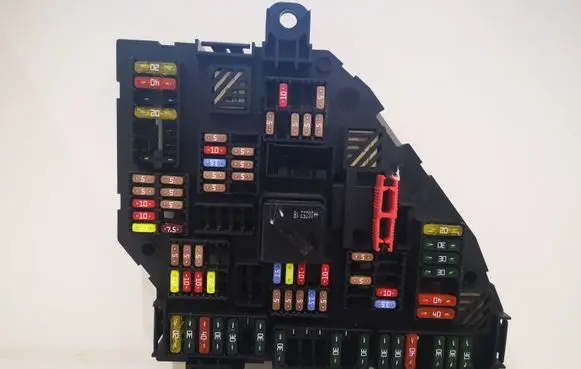 BMW 5 F10 F11 Fuse module 1670499 9234424 923442401