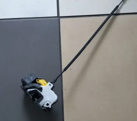 Opel Insignia A Front door lock 13579518