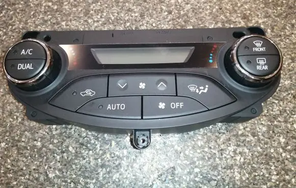 Toyota Yaris Climate control unit 75F206
