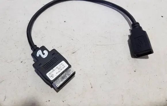 Mercedes-Benz C W204 USB socket connector 0018276704DDD A0018276704