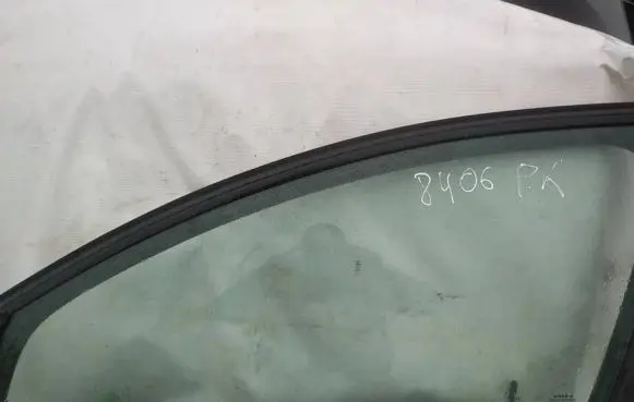 Volvo V50 Front door window glass four-door